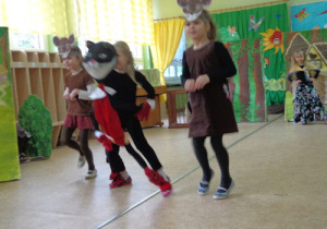 małe aktorki wykonują taniec Kota i myszy